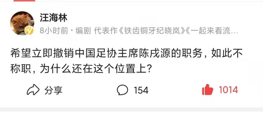 【比赛关键事件】第28分钟，奥斯梅恩右路传中，中路无人盯防的克瓦拉茨赫利亚形成大单刀！